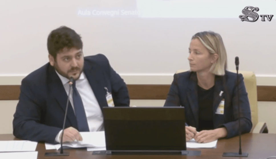 "Immagine di Mattia cusani alle audizioni al Senato insieme a Lorenza Romanese, presidente di EIHA."